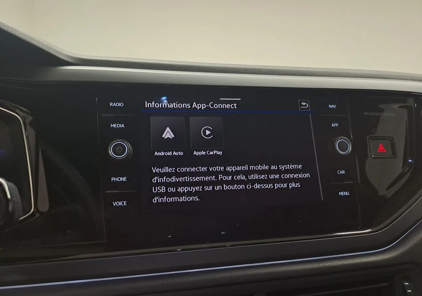 Écran tactile central de la Volkswagen Polo 2025 affichant les options Android Auto et Apple CarPlay, entouré de commandes.