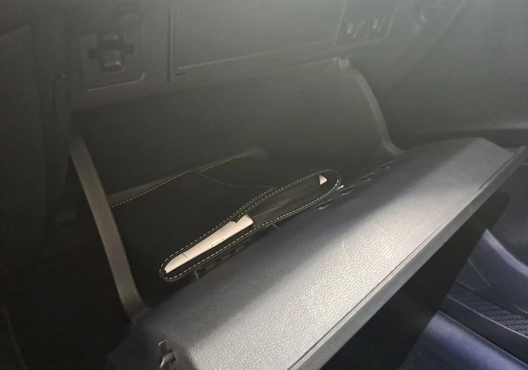 Intérieur du coffre à gants ouvert d'une Volkswagen Polo 2025, avec un étui noir visible à l'intérieur.