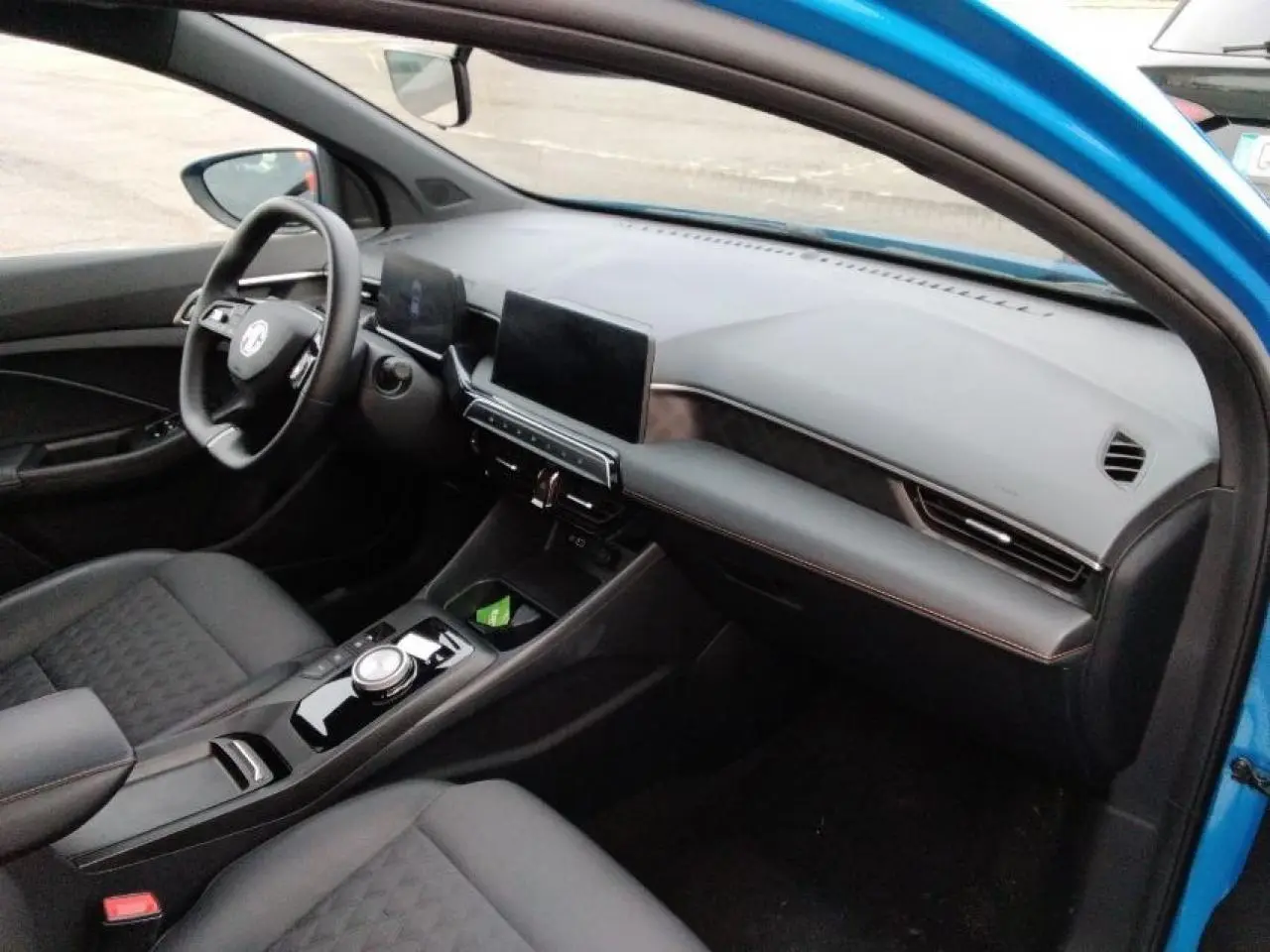 Vue intérieure côté conducteur de la MG3 1.5 Hybrid+ 195 Luxury bleu Como, avec tableau de bord moderne et écran tactile central.