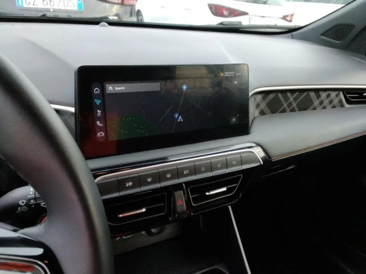 Vue intérieure du tableau de bord du MG3 1.5 Hybrid+ 195 Luxury avec écran tactile central et volant partiellement visible.