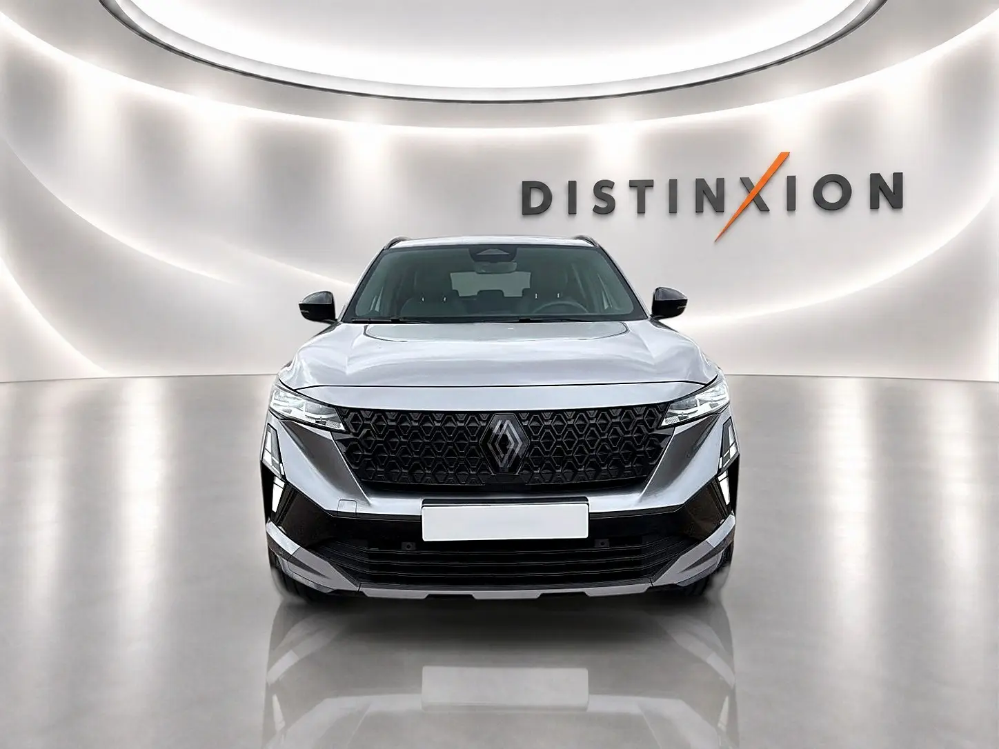 Vue frontale du Renault Austral gris schiste avec calandre noire et éclairage LED distinctif dans un showroom lumineux.