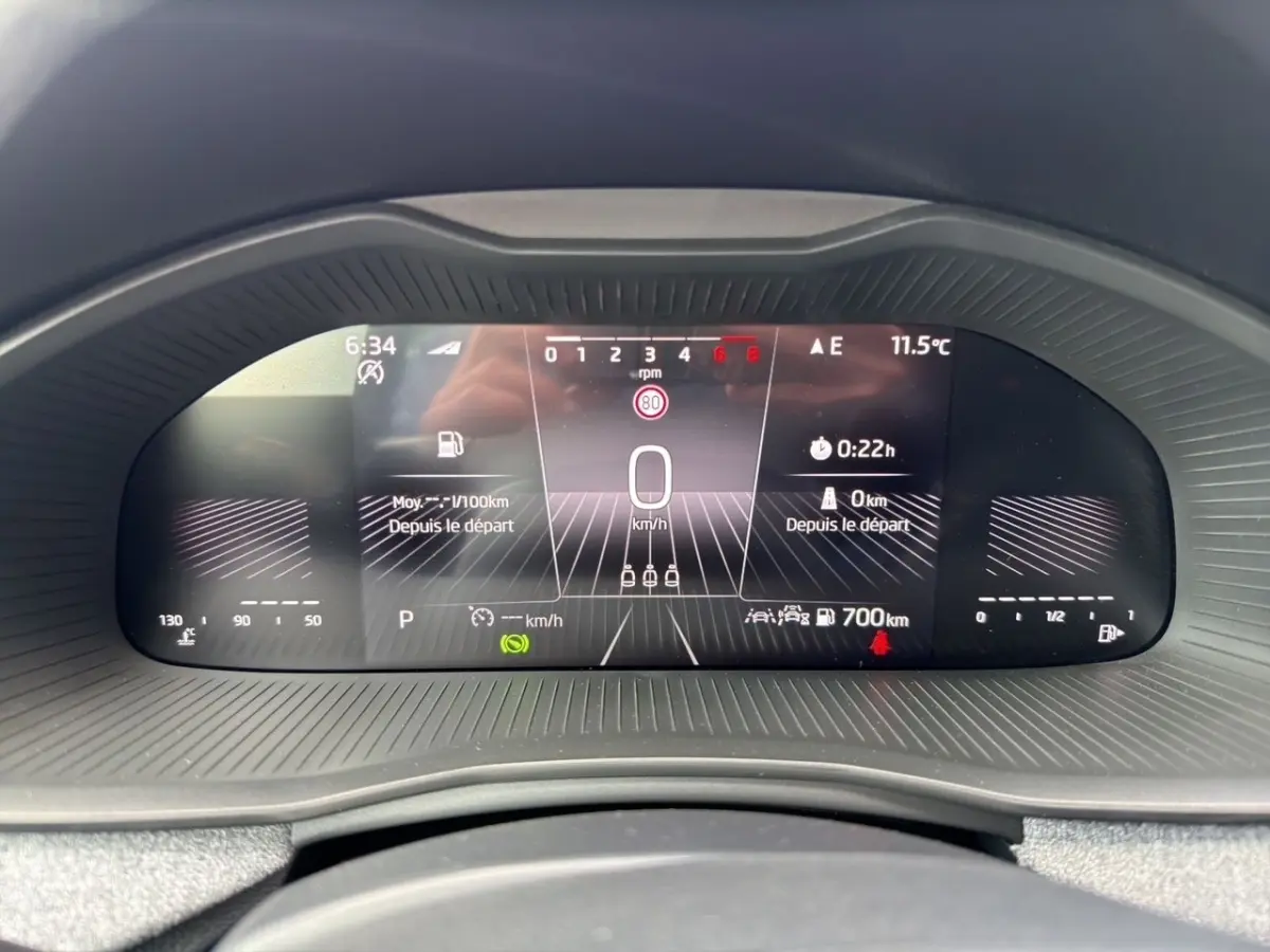 Affichage numérique du combiné d'instruments de la Skoda Scala 2025, avec informations de vitesse, température et autonomie.