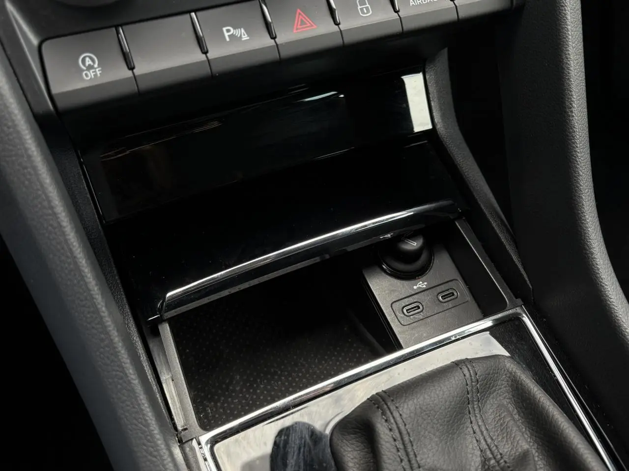 Gros plan sur la console centrale du Skoda Kodiaq gris graphite 2024, avec ports USB-C et bouton de contrôle.