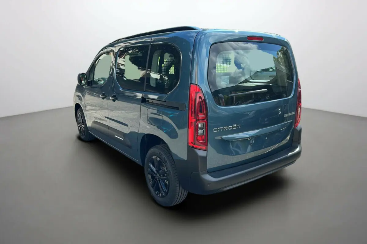 Vue 3/4 arrière droite du Citroën Berlingo 2025 Kiama blue, version BlueHDi 130 EAT8 Max avec vitres teintées et feux verticaux rouges.