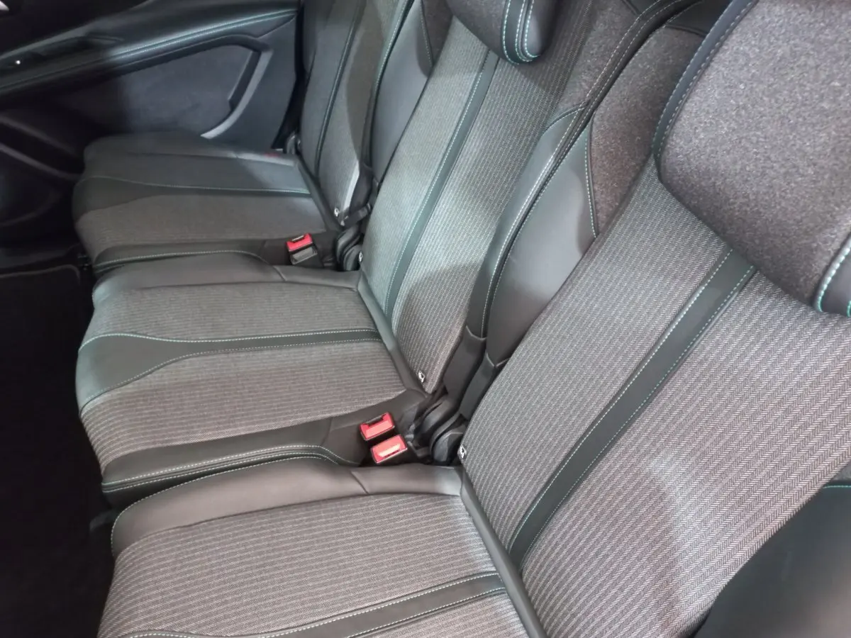 Vue rapprochée des sièges arrière gris foncé en tissu et cuir du Peugeot 5008 2021, version Allure Pack.