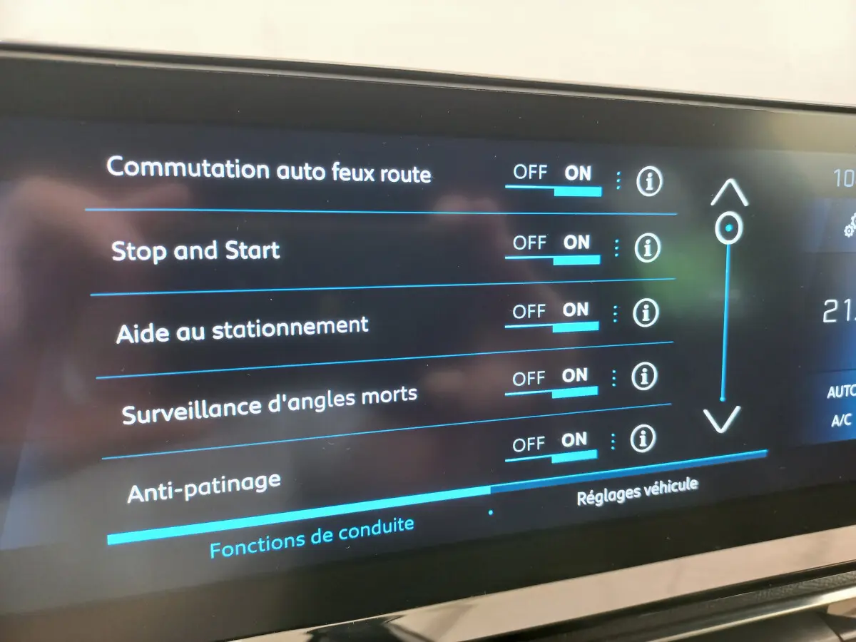 Écran tactile intérieur du Peugeot 5008 gris foncé affichant les options d'aide à la conduite activées.