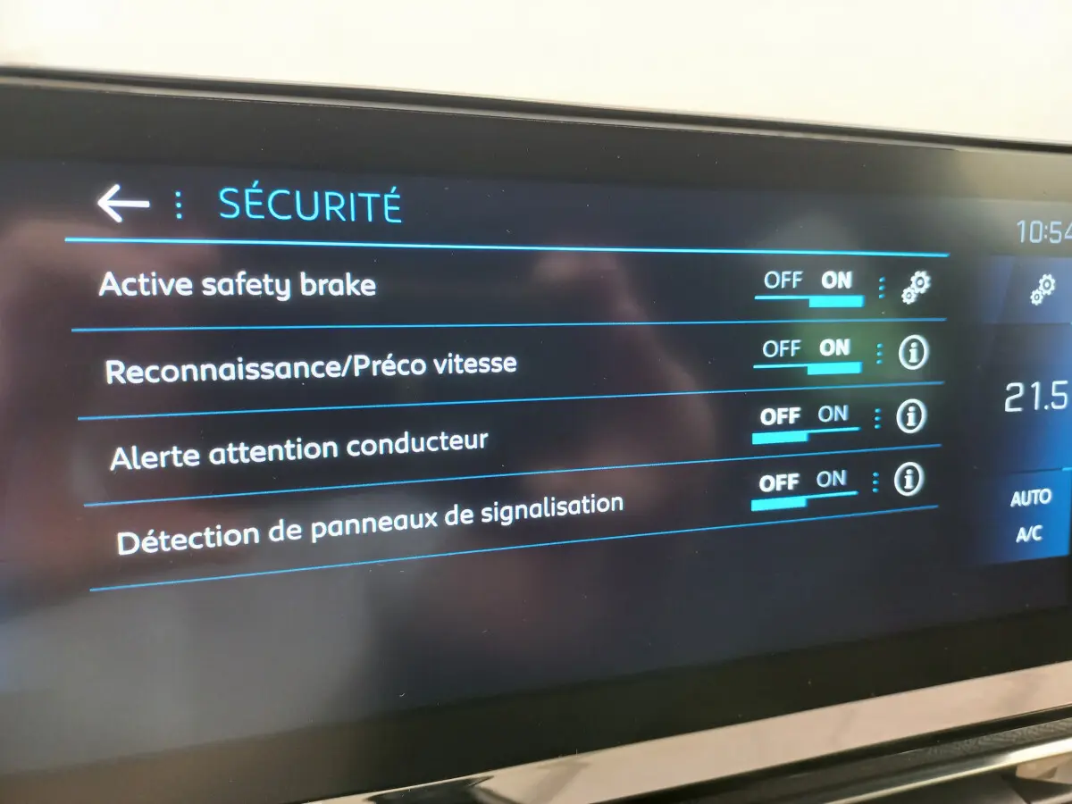 Écran tactile intérieur du Peugeot 5008 gris foncé affichant les options de sécurité activées