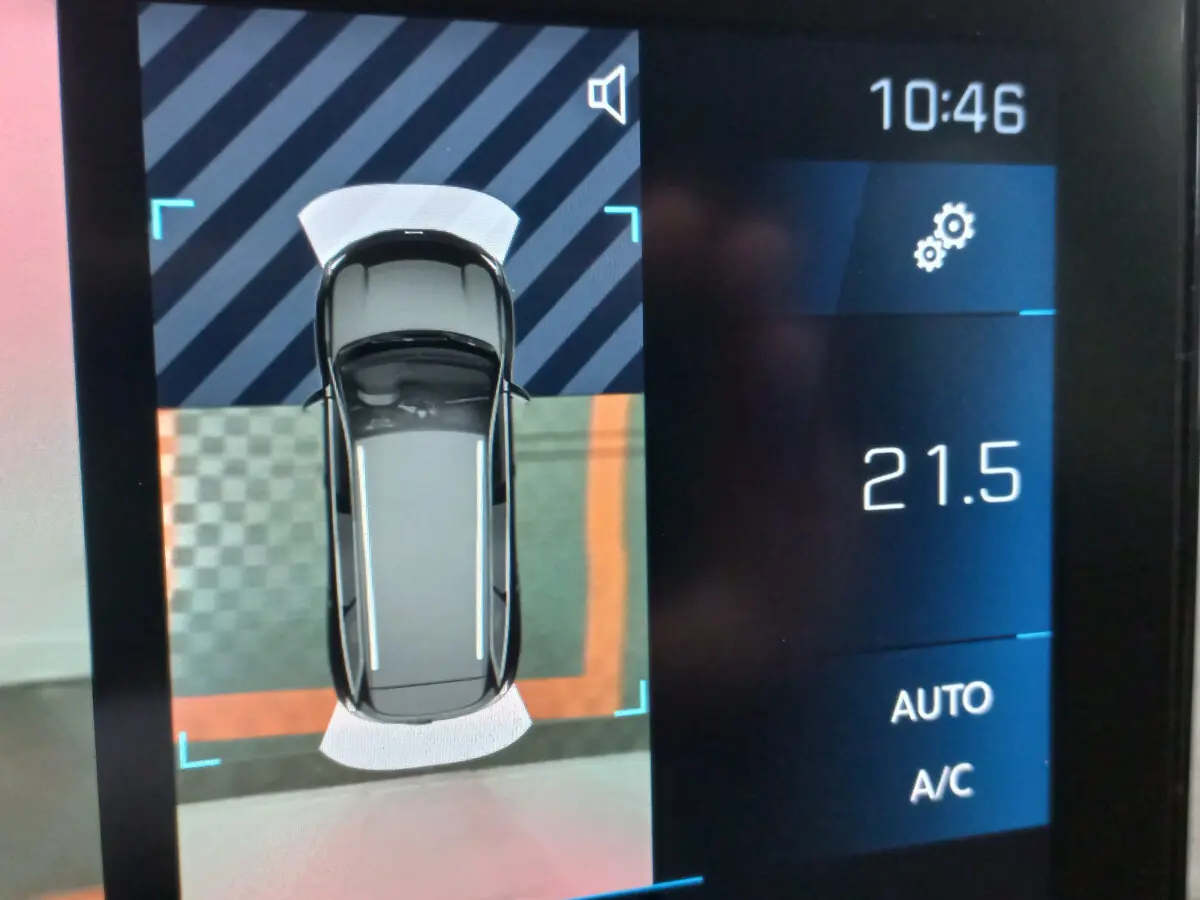 Affichage tactile montrant la vue aérienne du Peugeot 5008 gris foncé avec indication de la climatisation à 21,5°C.