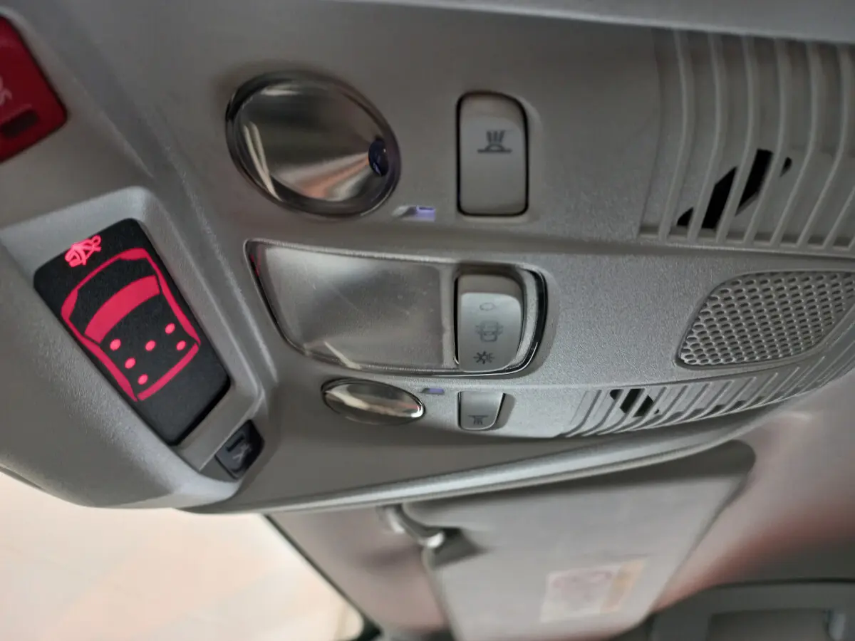 Vue en gros plan du plafonnier gris clair avec commandes d'éclairage et alerte ceinture du Peugeot 5008 2021.
