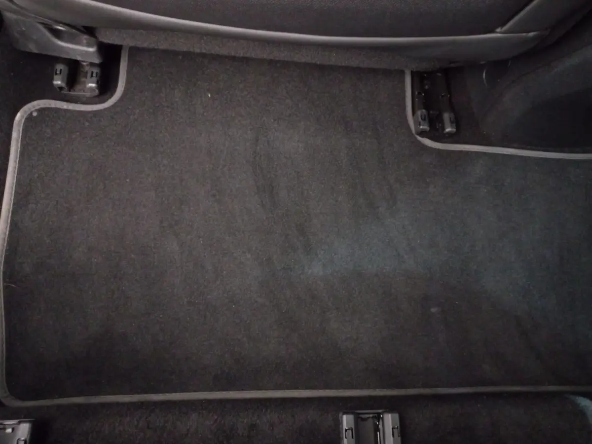 Tapis de sol noir côté passager avant du Peugeot 5008 gris foncé, version PureTech 130 Allure Pack 2021.