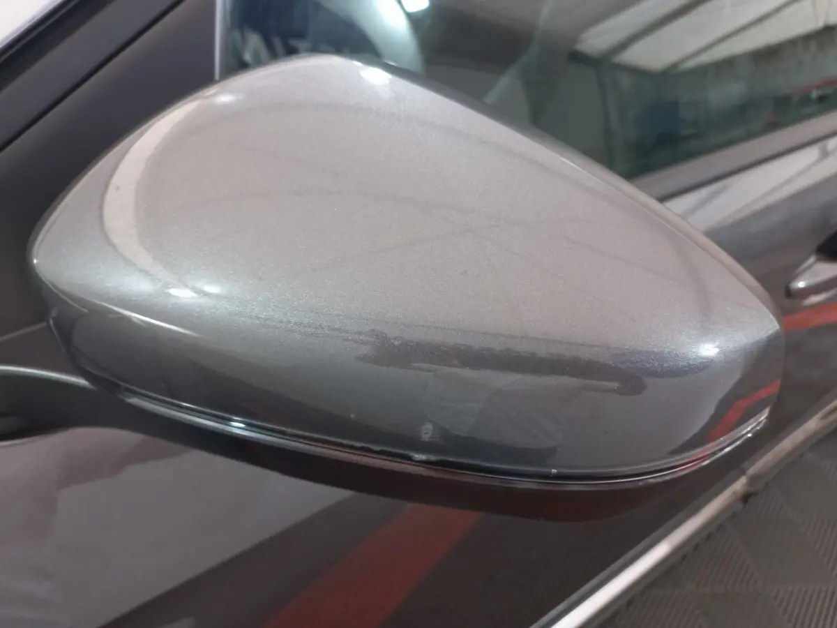 Rétroviseur droit gris métallisé du Peugeot 5008 2021, finition Allure Pack, avec clignotant intégré visible.