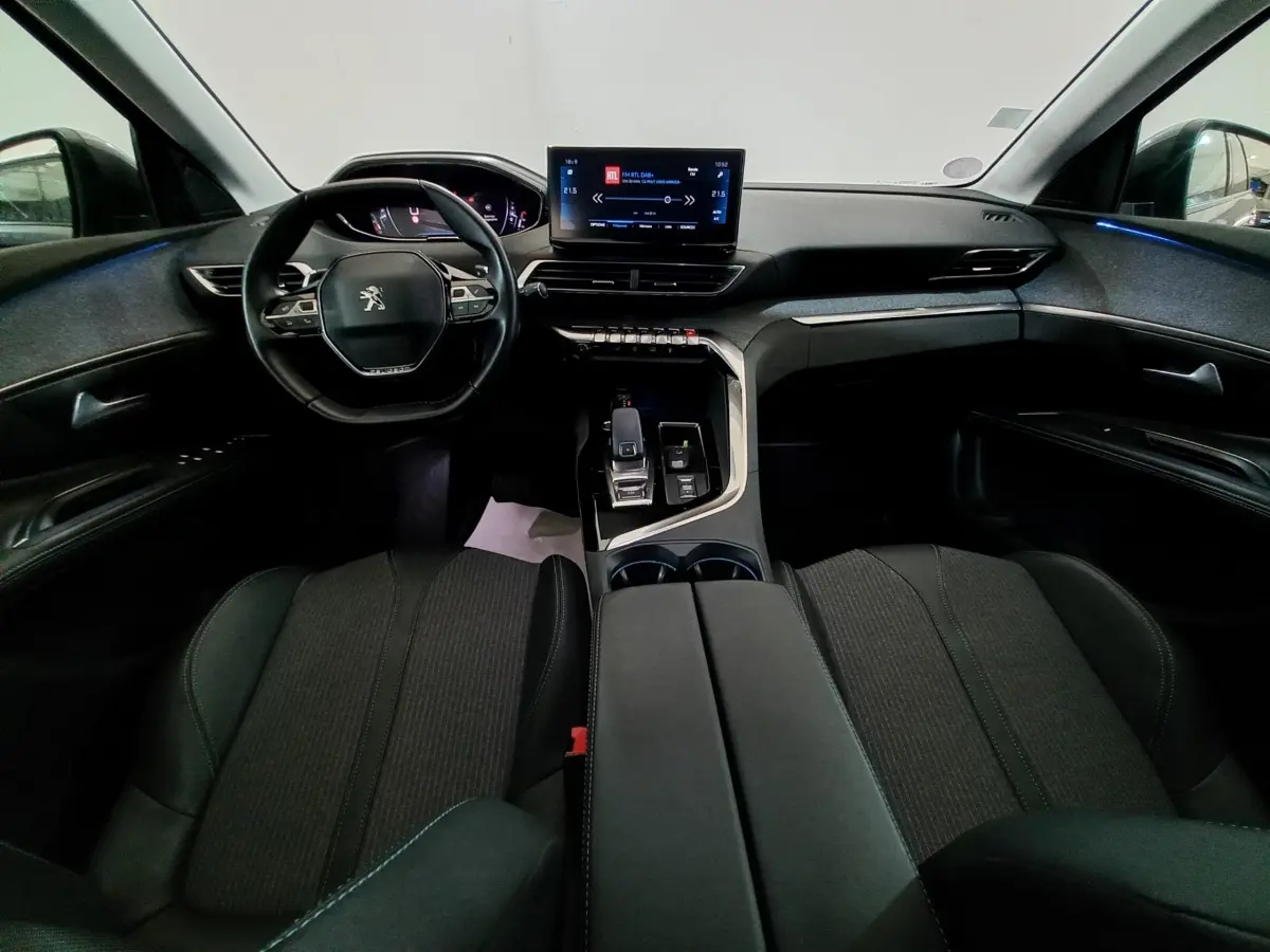 Intérieur avant du Peugeot 5008 gris foncé, vue centrée sur tableau de bord et volant multifonctions cuir.