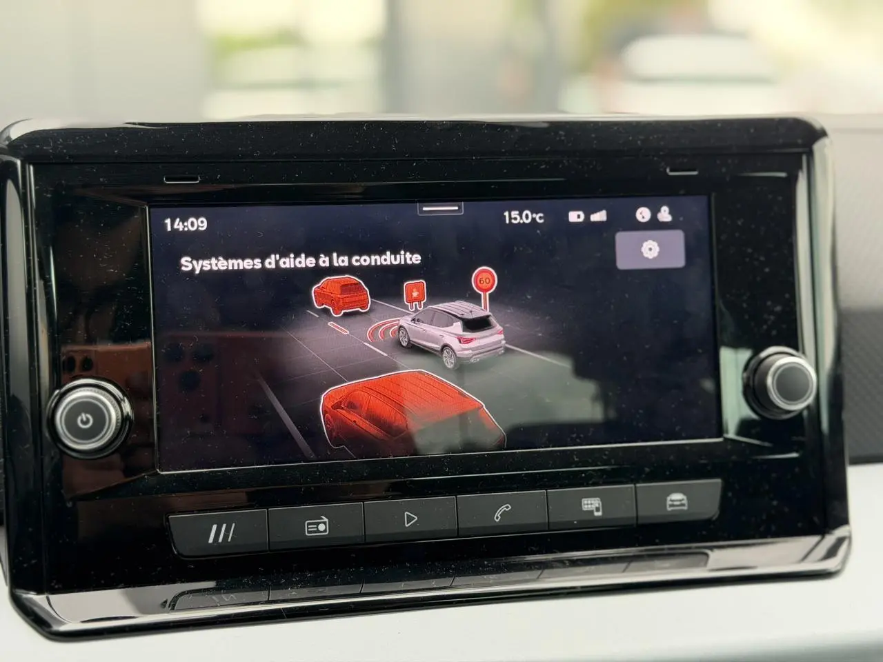 Écran tactile du système d’info-divertissement montrant les aides à la conduite du SEAT Arona 2025.
