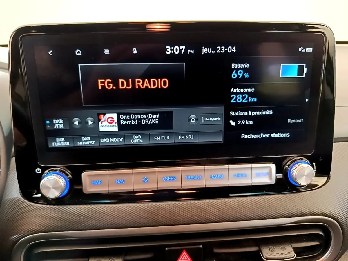 Écran tactile central 10,3 pouces du Hyundai Kona électrique 2023 affichant radio et autonomie batterie à 69%