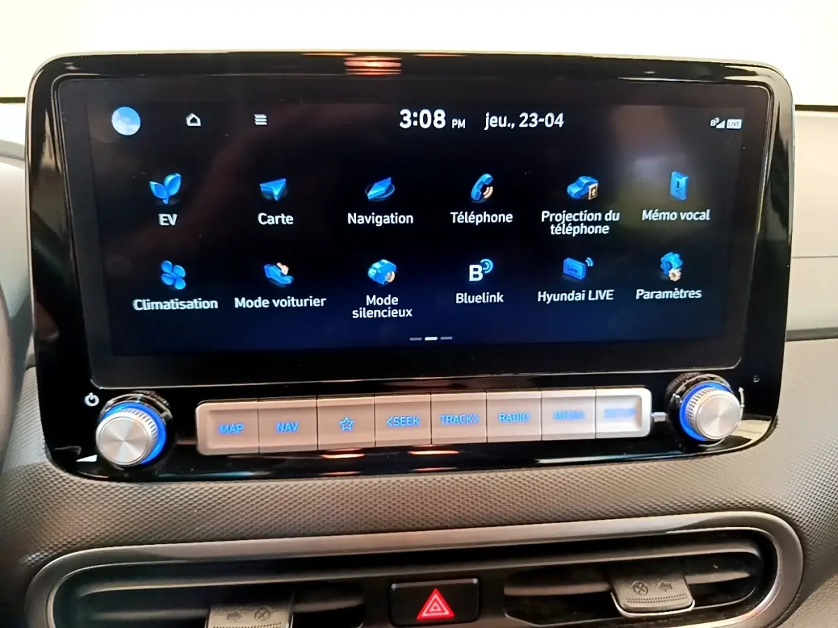 Écran tactile central 10,3 pouces du tableau de bord du Hyundai Kona électrique 2023, interface en français.