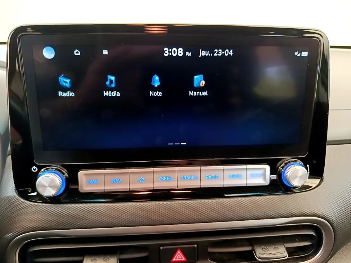 Écran tactile central 10,3 pouces du tableau de bord du Hyundai Kona électrique bleu, affichant menu multimédia.