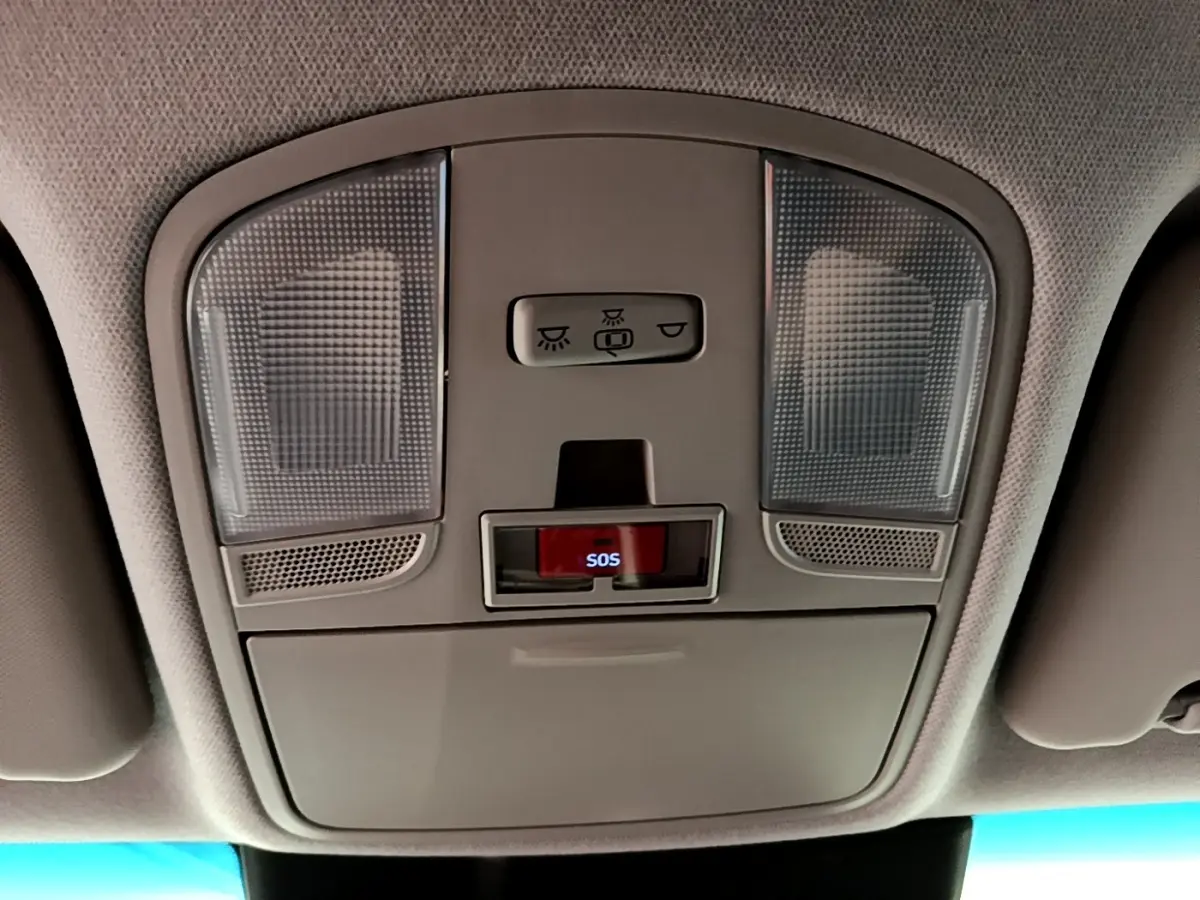 Plafonnier intérieur gris clair avec boutons d'éclairage et alerte SOS du Hyundai Kona électrique 2023.