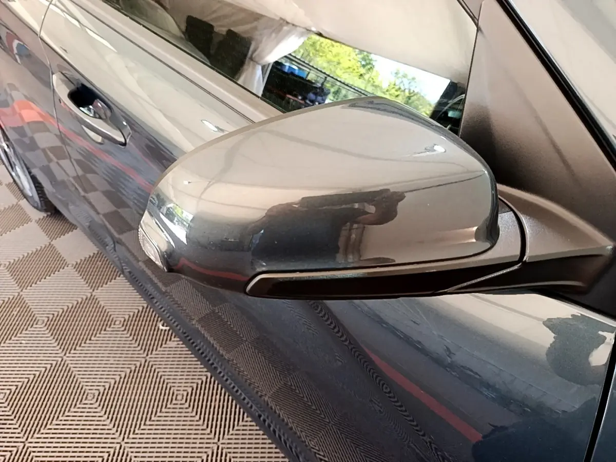 Gros plan sur le rétroviseur droit rabattable électriquement d’un Hyundai Kona bleu électrique 2023.