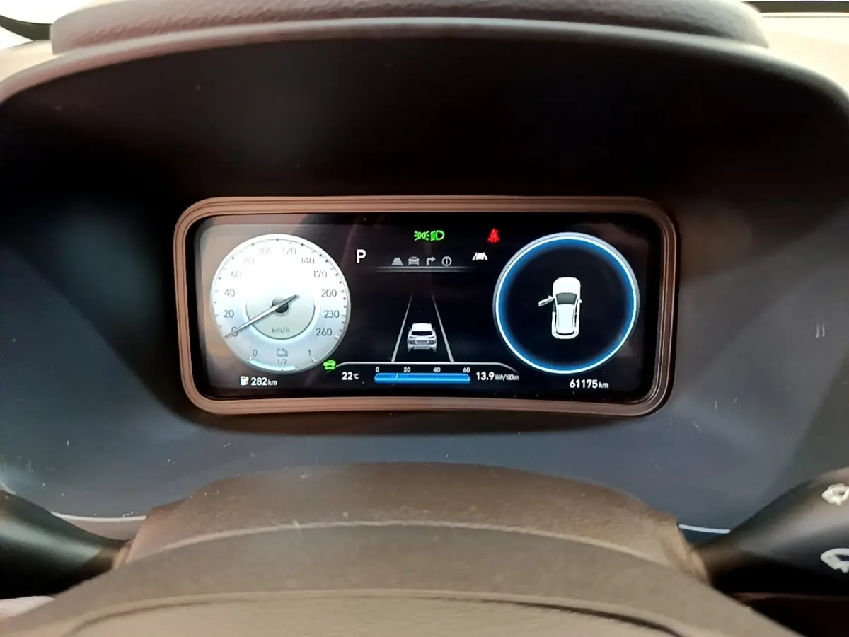Affichage numérique du tableau de bord de la Hyundai Kona électrique, montrant la vitesse et l'état des portes.