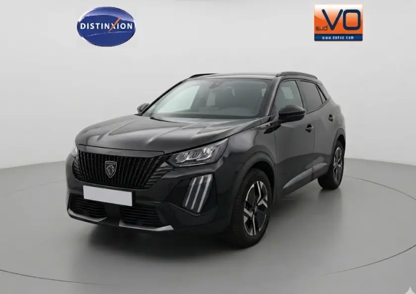 Peugeot 2008 Hybrid 136 e-DCS6 Allure noir, vue 3/4 avant droit, avec calandre verticale et feux LED distinctifs.
