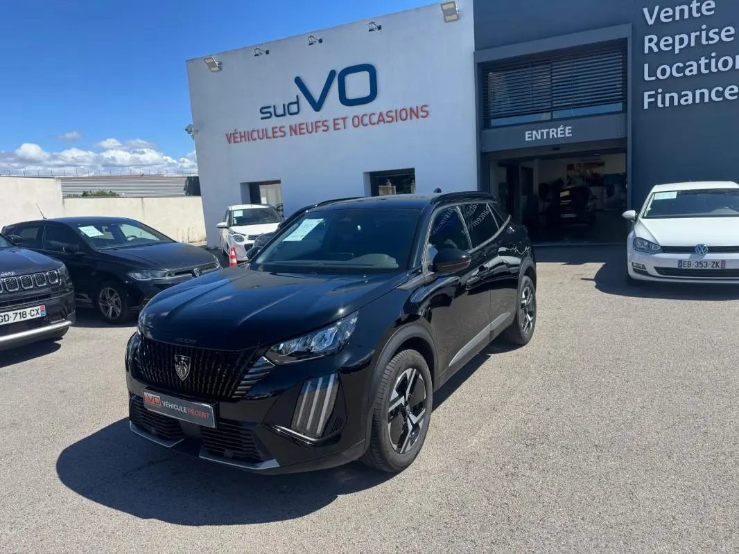 Peugeot 2008 Hybrid noir en 3/4 avant droit, avec calandre distinctive et jantes spécifiques pack hiver.