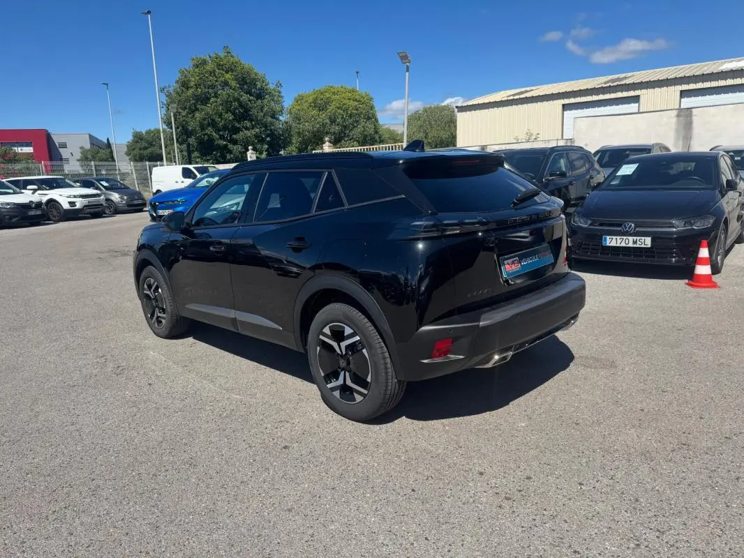 Peugeot 2008 Hybrid noir en 3/4 arrière droit, avec jantes noires et vitres teintées, stationné en extérieur.