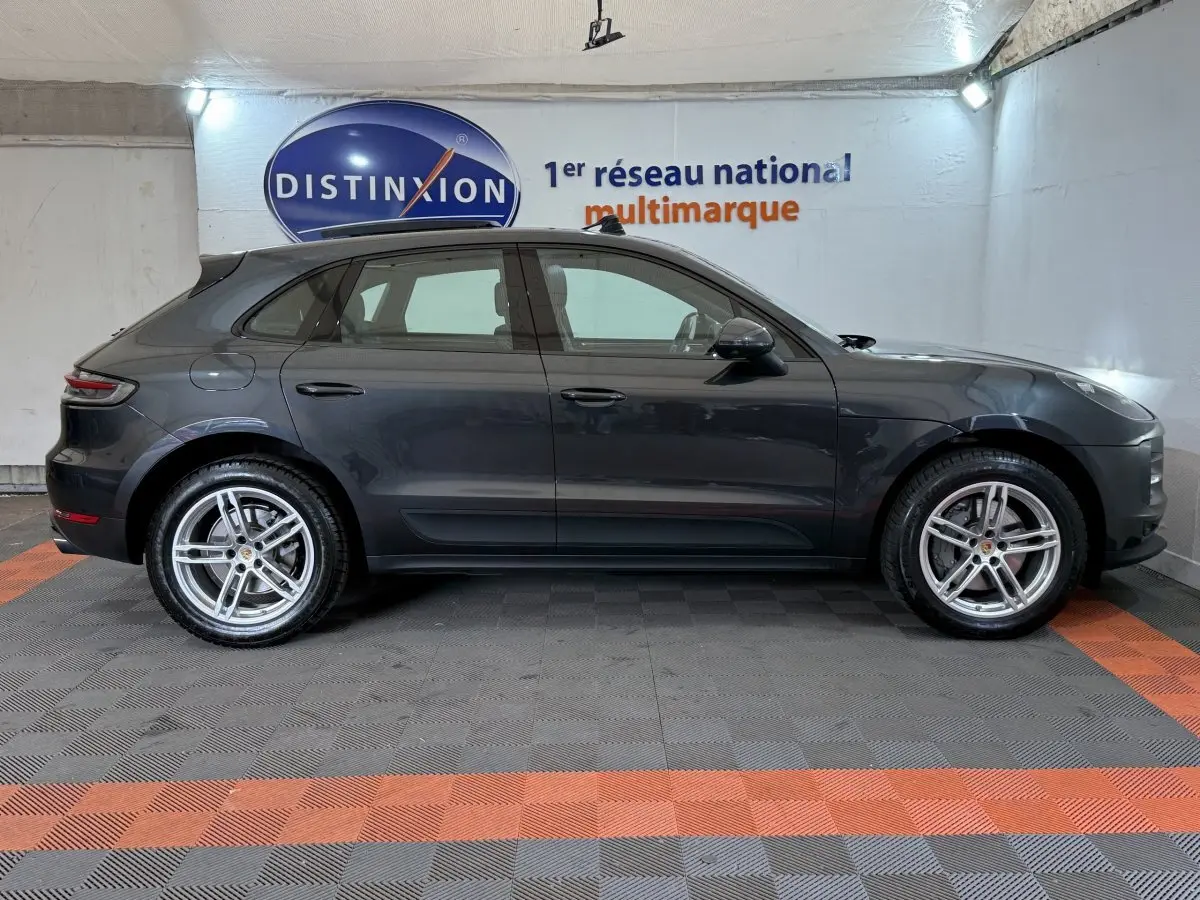 Vue de profil côté gauche d’un Porsche Macan 3.0 S gris foncé avec jantes alliage et feux arrière LED.