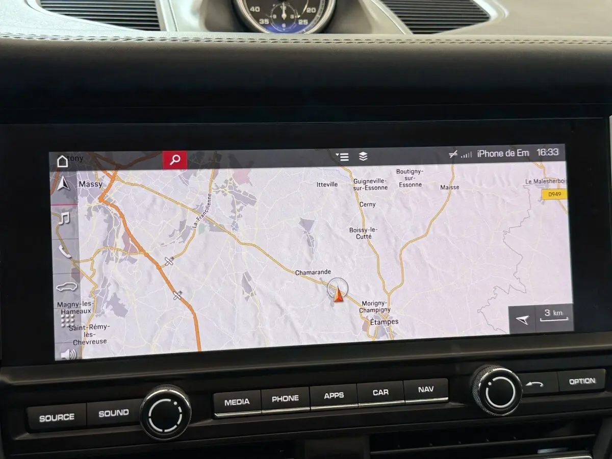 Écran tactile de navigation affichant une carte GPS dans le tableau de bord d'un Porsche Macan 3.0 S gris foncé.