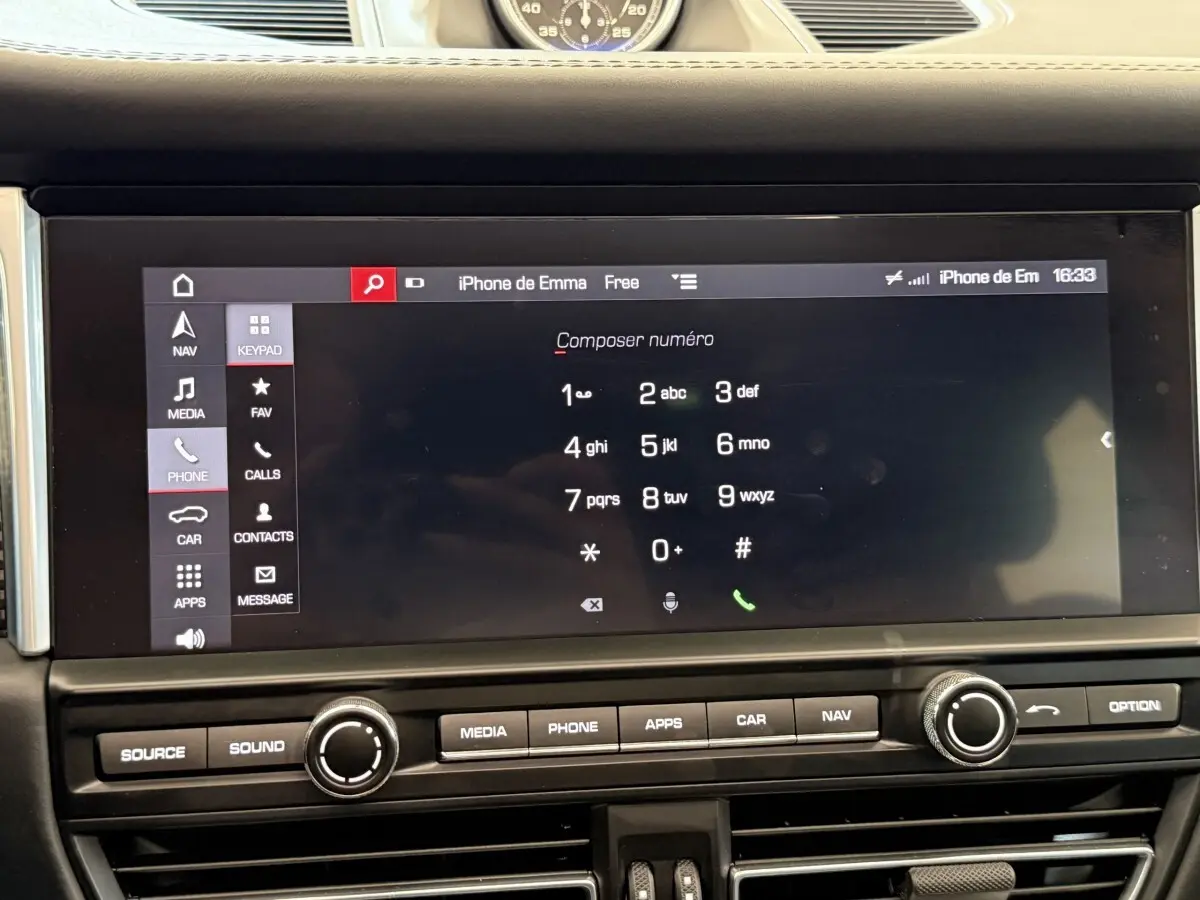 Écran tactile central du tableau de bord du Porsche Macan 3.0 S gris foncé, affichage du clavier téléphonique.