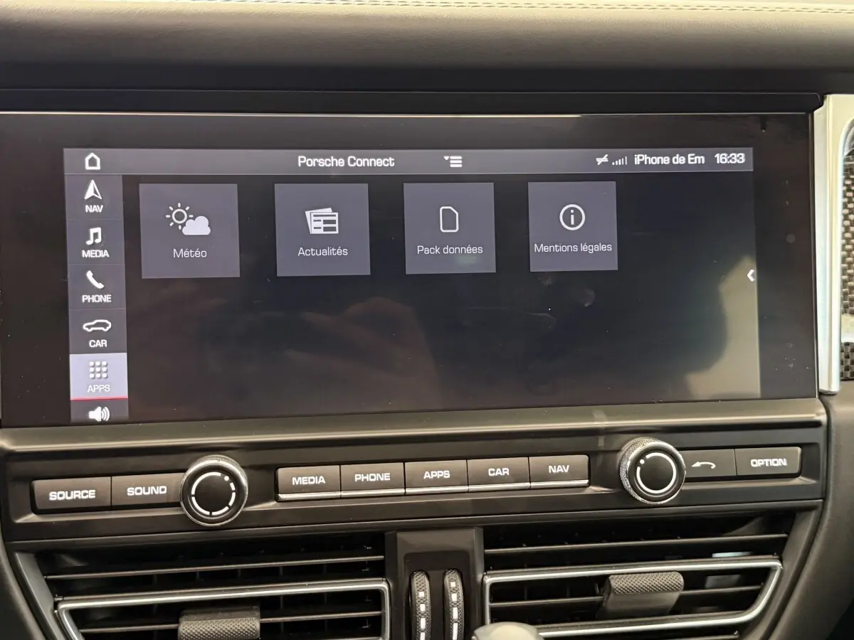 Écran tactile central du tableau de bord du Porsche Macan 3.0 S, affichage des applications connectées.