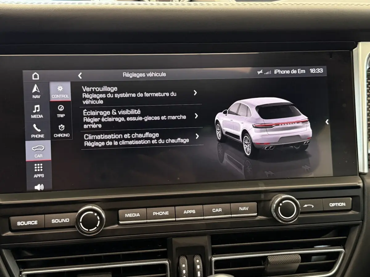 Écran tactile du tableau de bord affichant les réglages véhicule et une illustration 3/4 arrière d’un Porsche Macan gris clair.