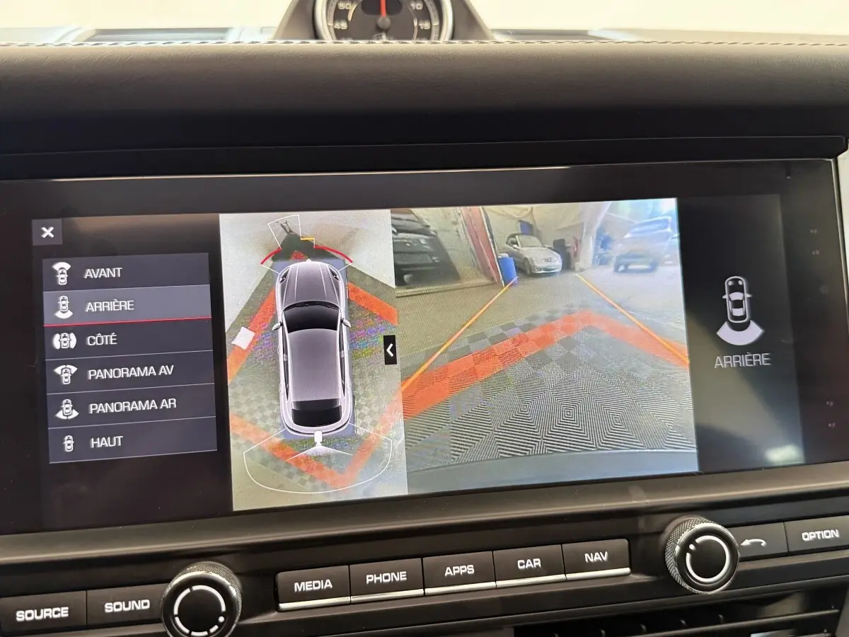 Écran tactile intérieur affichant la vue arrière et la caméra 360° du Porsche Macan gris foncé, version 3.0 S.
