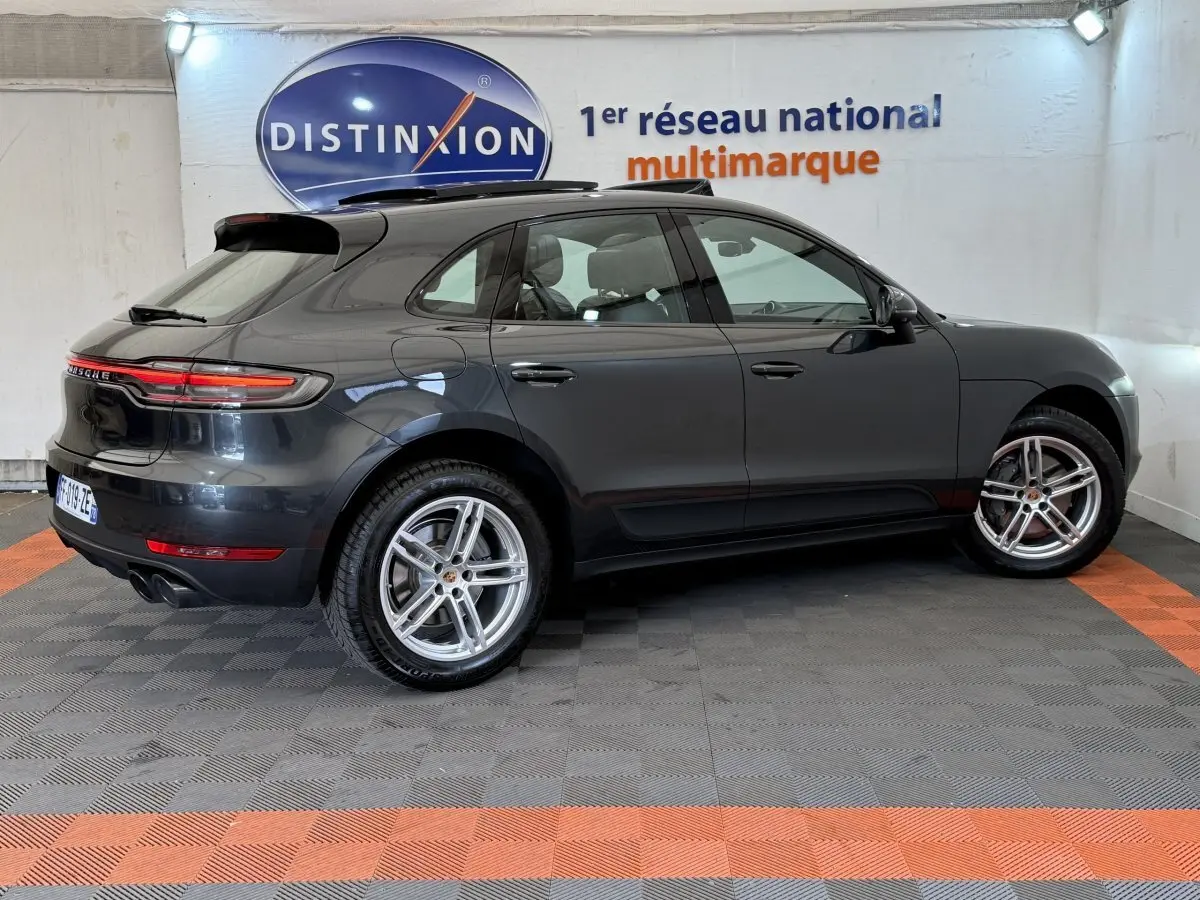 Vue de profil droit d'un Porsche Macan 3.0 S gris foncé avec jantes alliage et feux arrière LED continus.