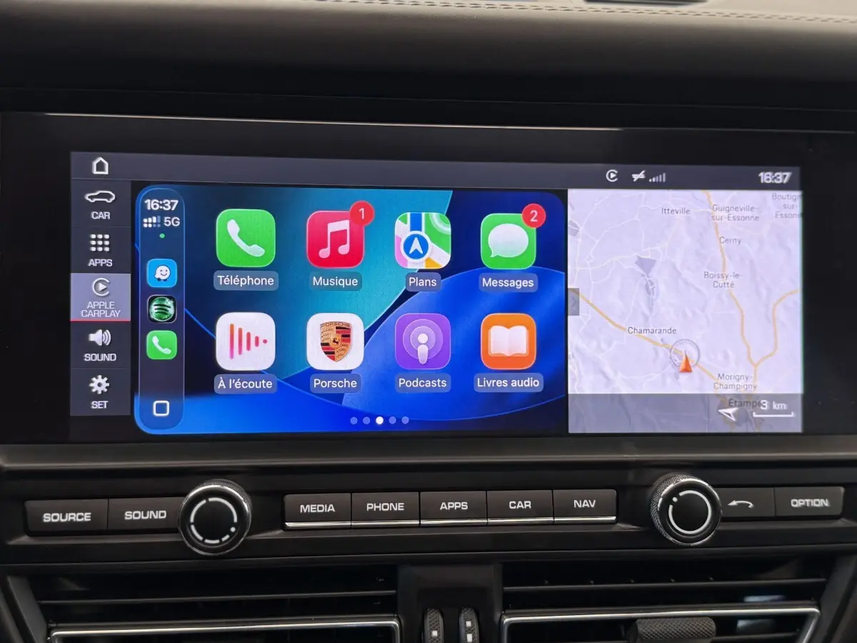 Écran tactile central du tableau de bord du Porsche Macan 3.0 S 2019 affichant Apple CarPlay et navigation GPS.