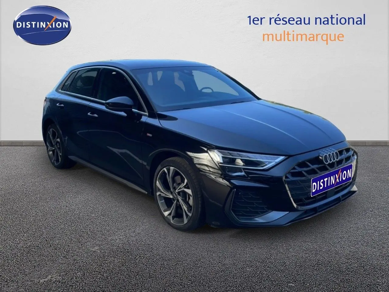 Audi A3 Sportback noir mito metal vue 3/4 avant droit avec calandre S-Line et jantes alliage.