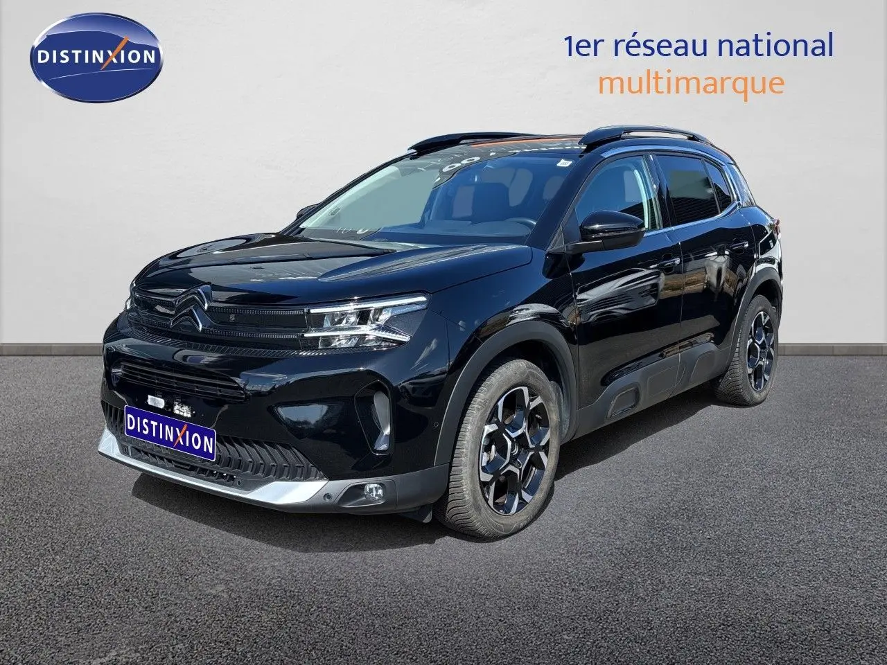 Citroën C5 Aircross noir Perla Nera, vue 3/4 avant droit, avec jantes noires et détails argentés au pare-chocs.