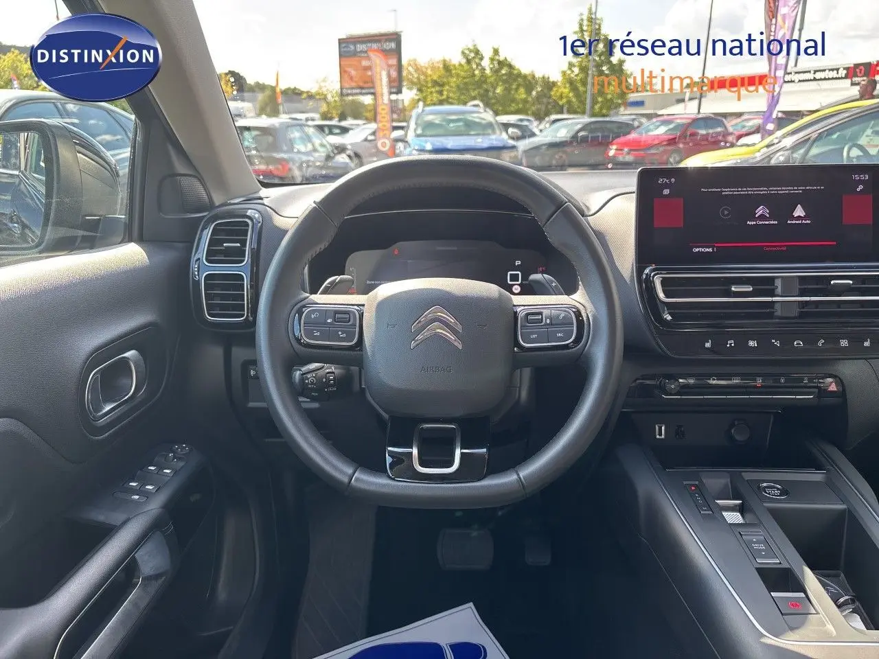 Vue intérieure frontale du poste de conduite noir du Citroën C5 Aircross 2025 avec écran tactile et volant multifonction.