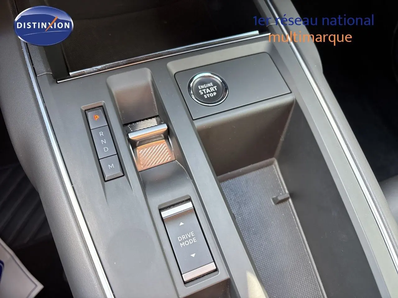 Vue rapprochée de la console centrale noire du Citroën C5 Aircross 2025 avec bouton start/stop et commandes de boîte auto.