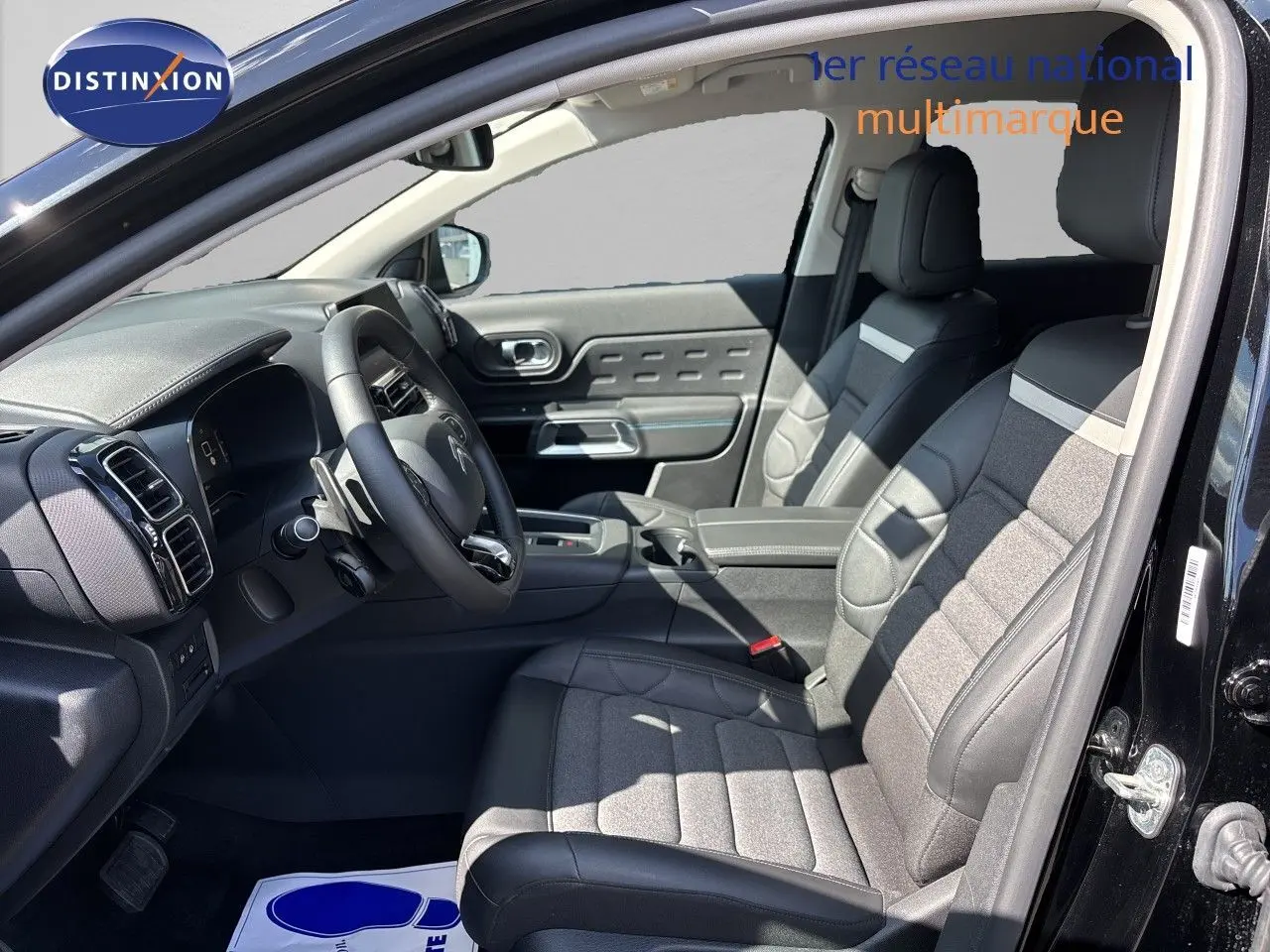 Vue intérieure côté conducteur du Citroën C5 Aircross noir Perla Nera, sièges tissu et cuir, volant multifonction.