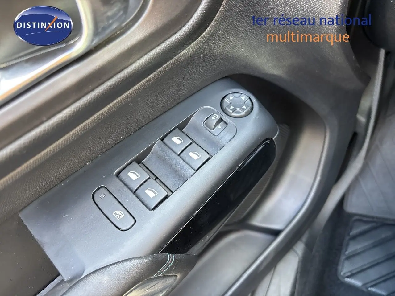 Gros plan sur les commandes de lève-vitres et rétroviseurs côté conducteur d’un Citroën C5 Aircross noir Perla Nera 2025.