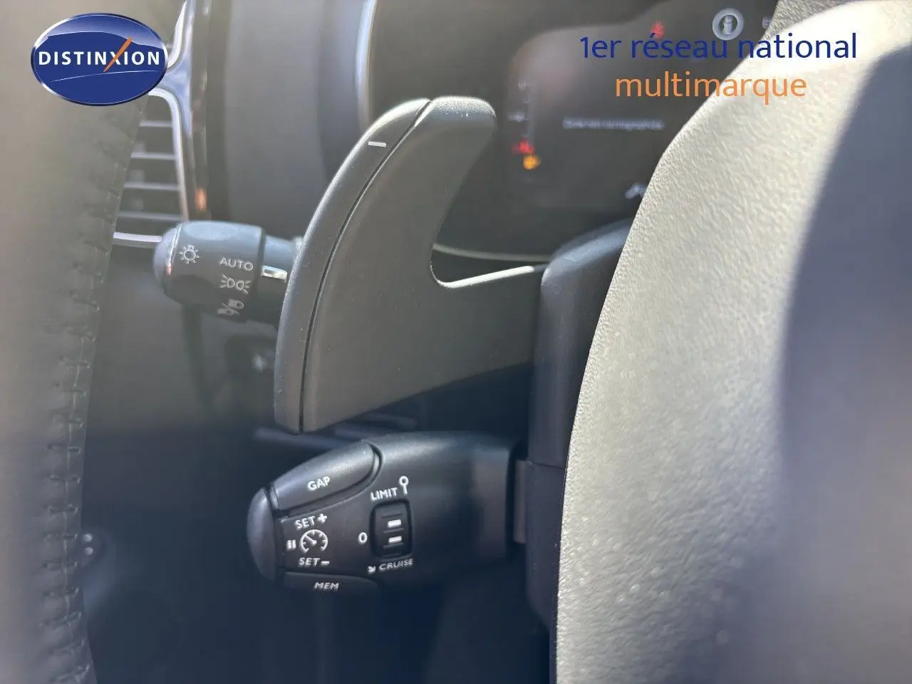 Gros plan sur la commande de régulateur de vitesse côté gauche du volant du Citroën C5 Aircross noir Perla Nera 2025.