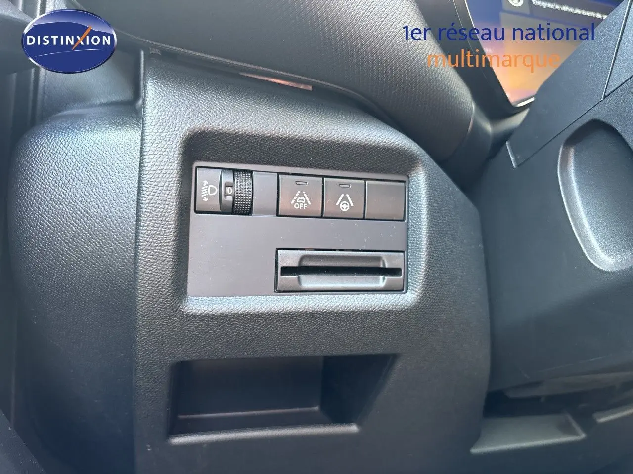 Détail des commandes de réglage d’éclairage et aides à la conduite côté gauche du tableau de bord noir du Citroën C5 Aircross 2025.
