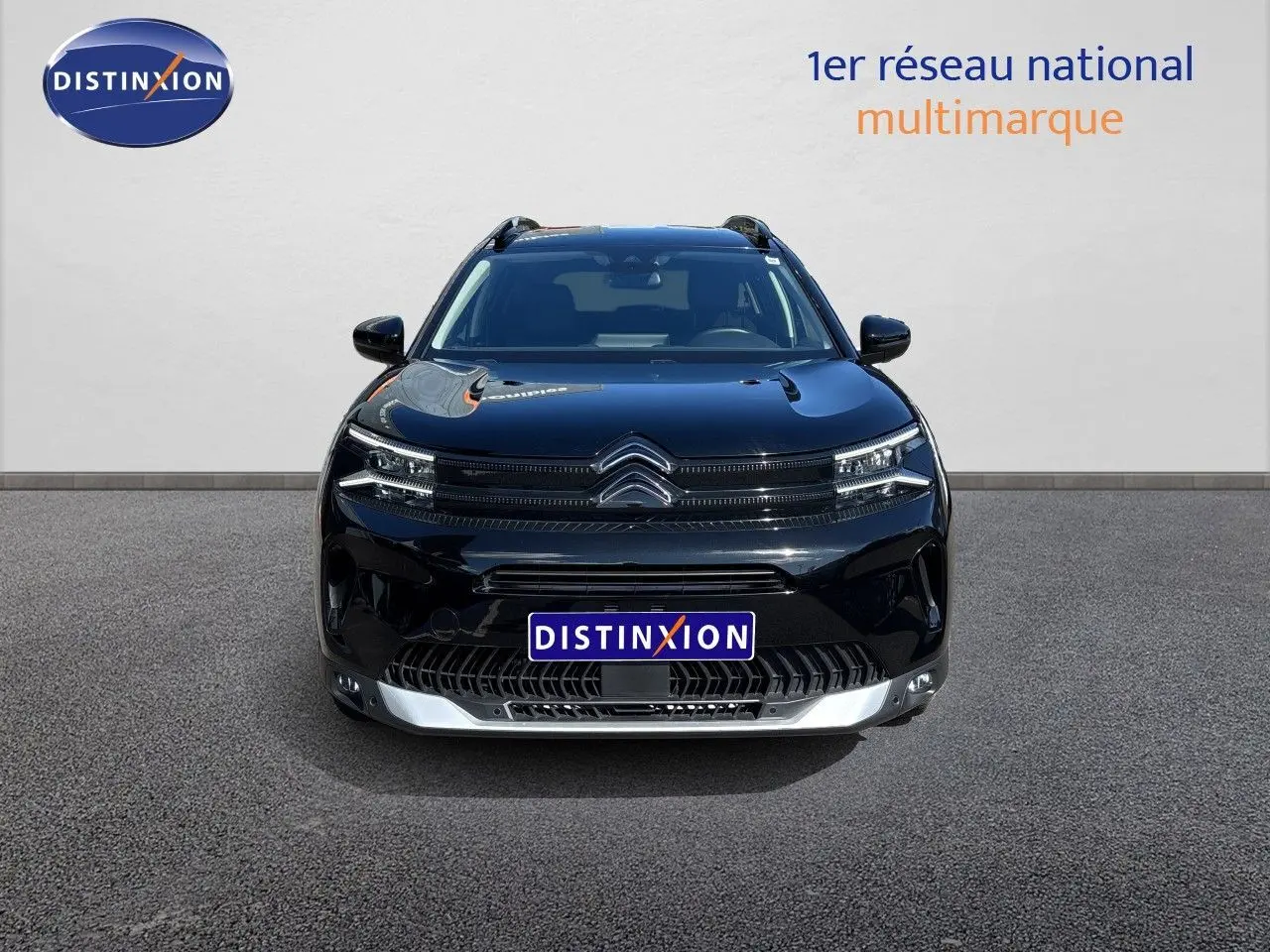 Vue avant du Citroën C5 Aircross 2025 noir Perla Nera métallisé avec calandre distinctive et logo double chevron.
