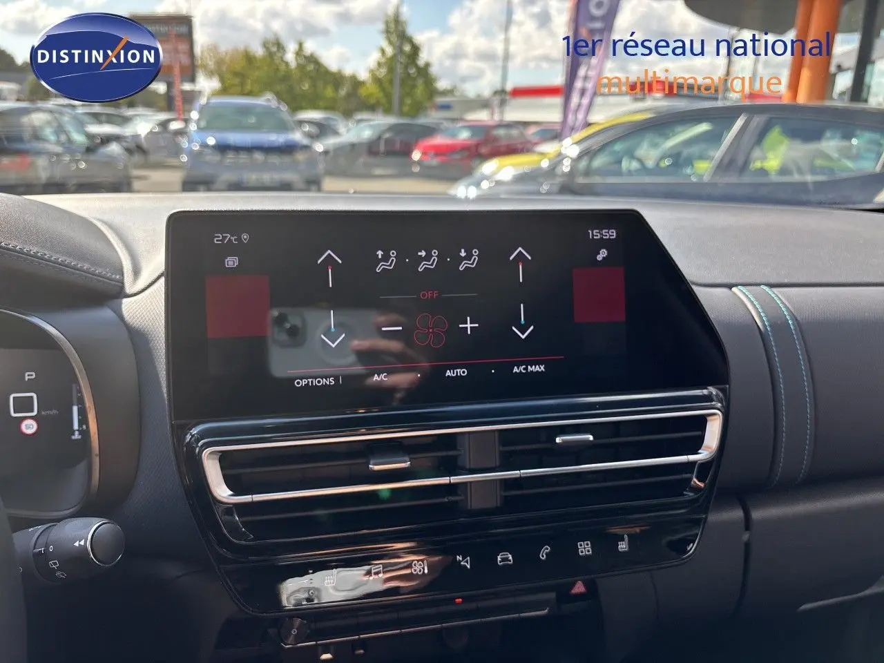 Vue rapprochée de l’écran tactile central et de la console du tableau de bord du Citroën C5 Aircross noir, avec commandes de climatisation digitales.