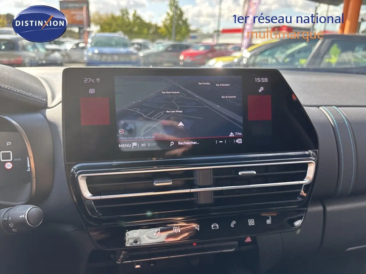 Vue rapprochée du tableau de bord du Citroën C5 Aircross 2025, écran tactile avec navigation et commandes tactiles noires brillantes.
