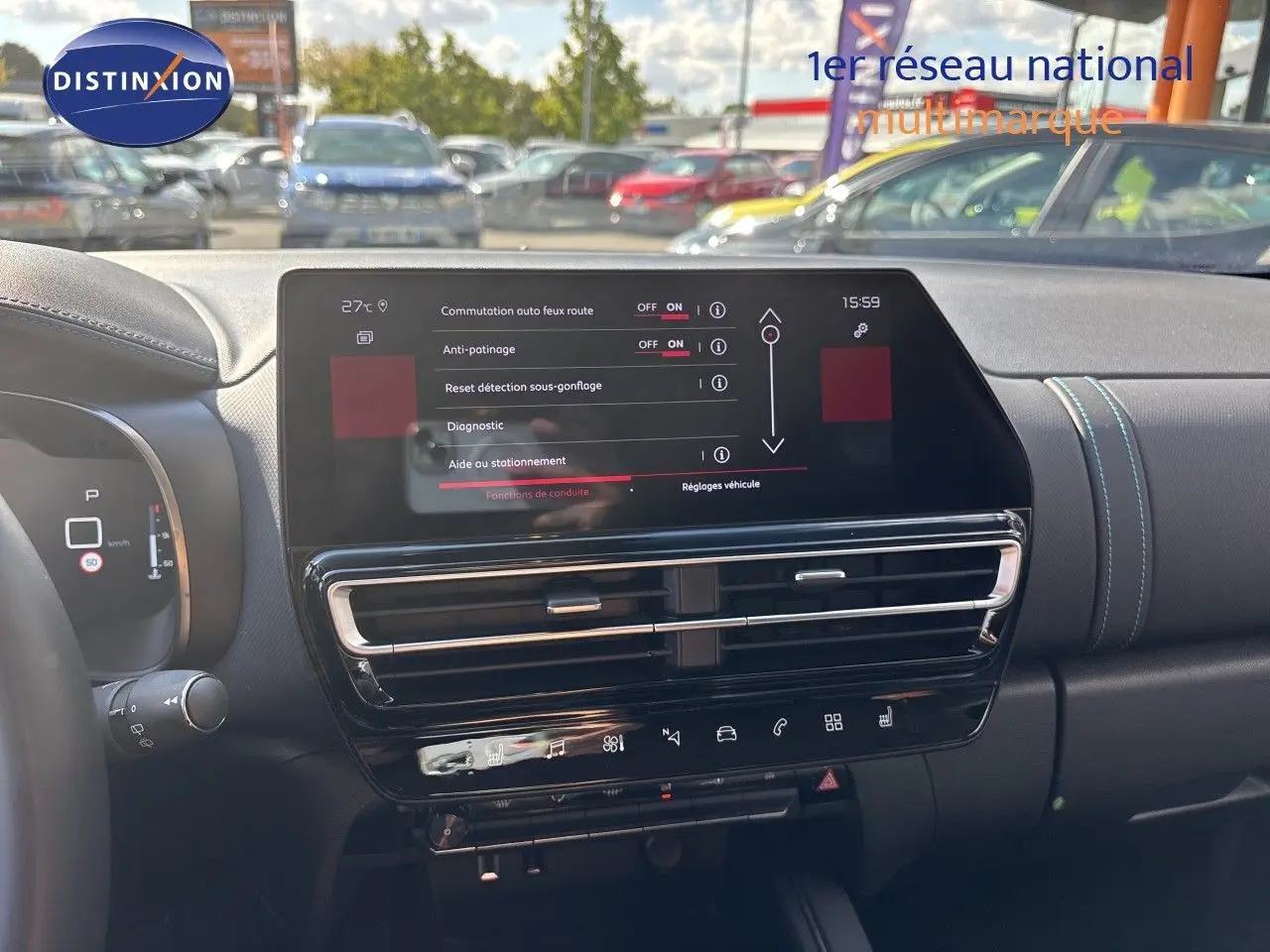 Vue intérieure du tableau de bord de la Citroën C5 Aircross noir Perla Nera, avec écran tactile et commandes modernes.