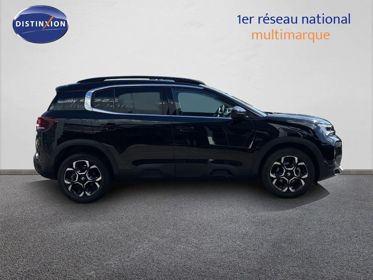 Profil latéral droit d'un Citroën C5 Aircross noir Perla Nera, avec jantes alliage et toit noir contrasté.