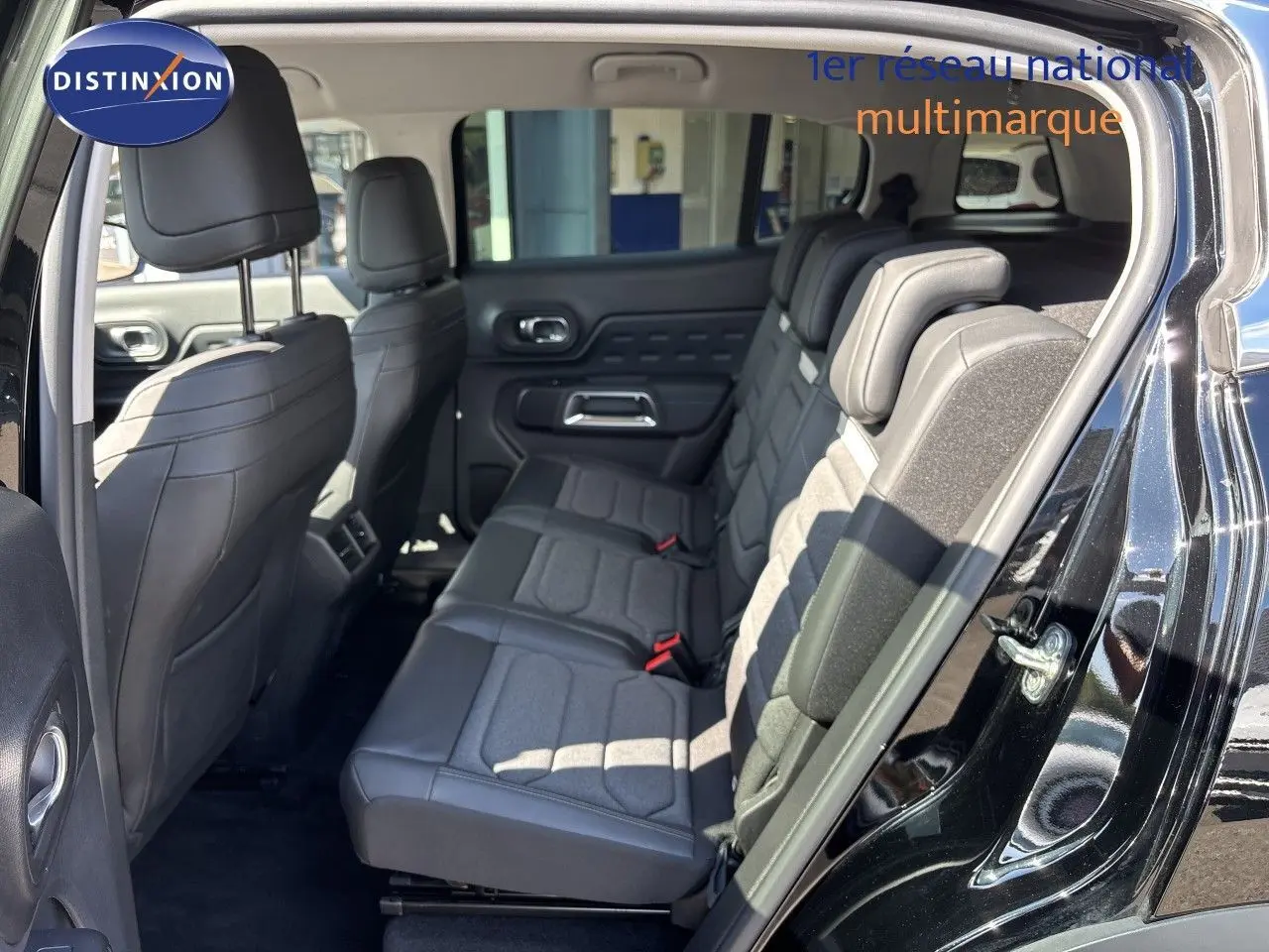 Vue intérieure côté droit montrant la banquette arrière en tissu et cuir du Citroën C5 Aircross noir Perla Nera 2025.