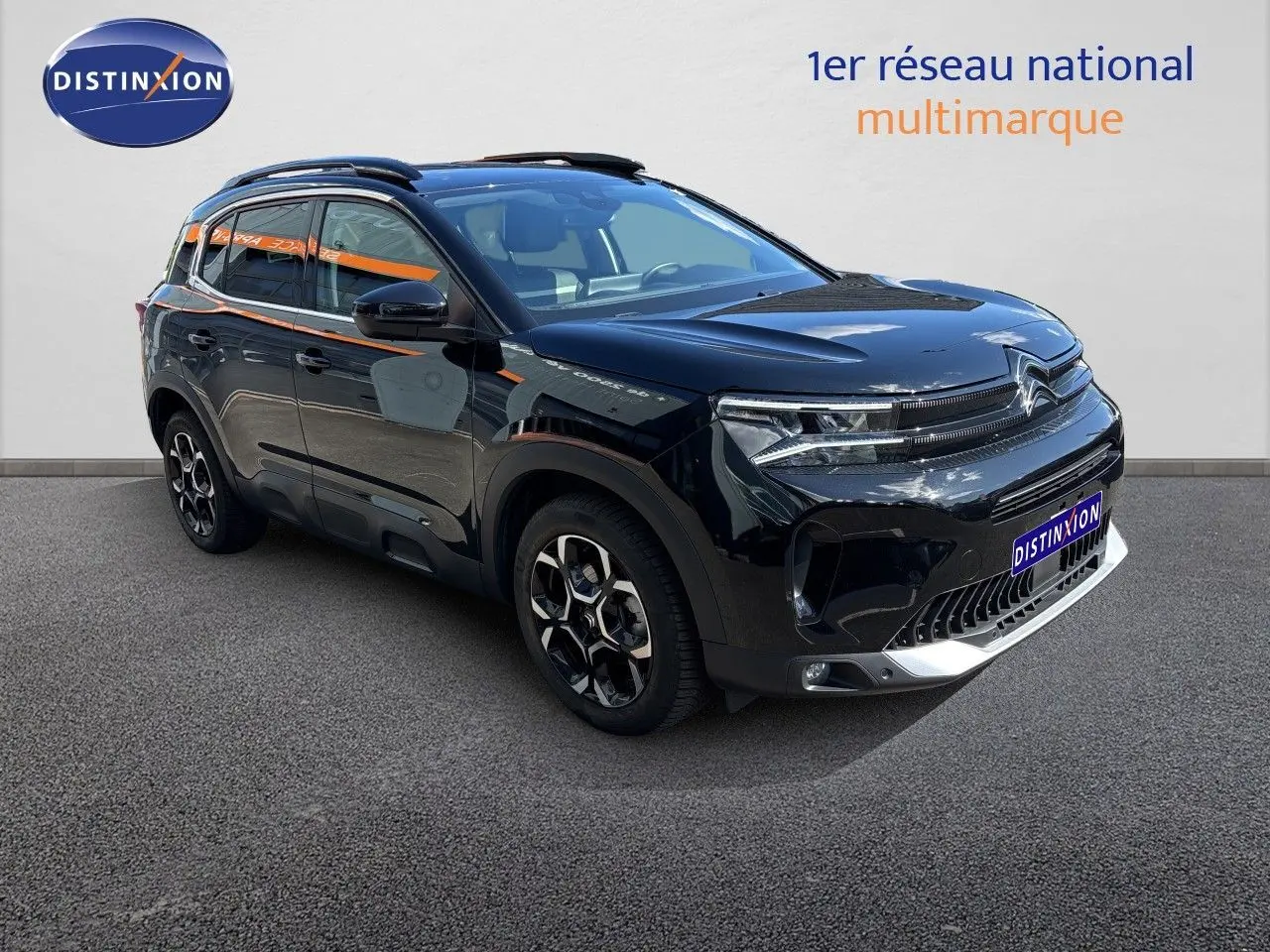Citroën C5 Aircross noir perla nera, vue 3/4 avant droit, avec jantes noires et toit panoramique.