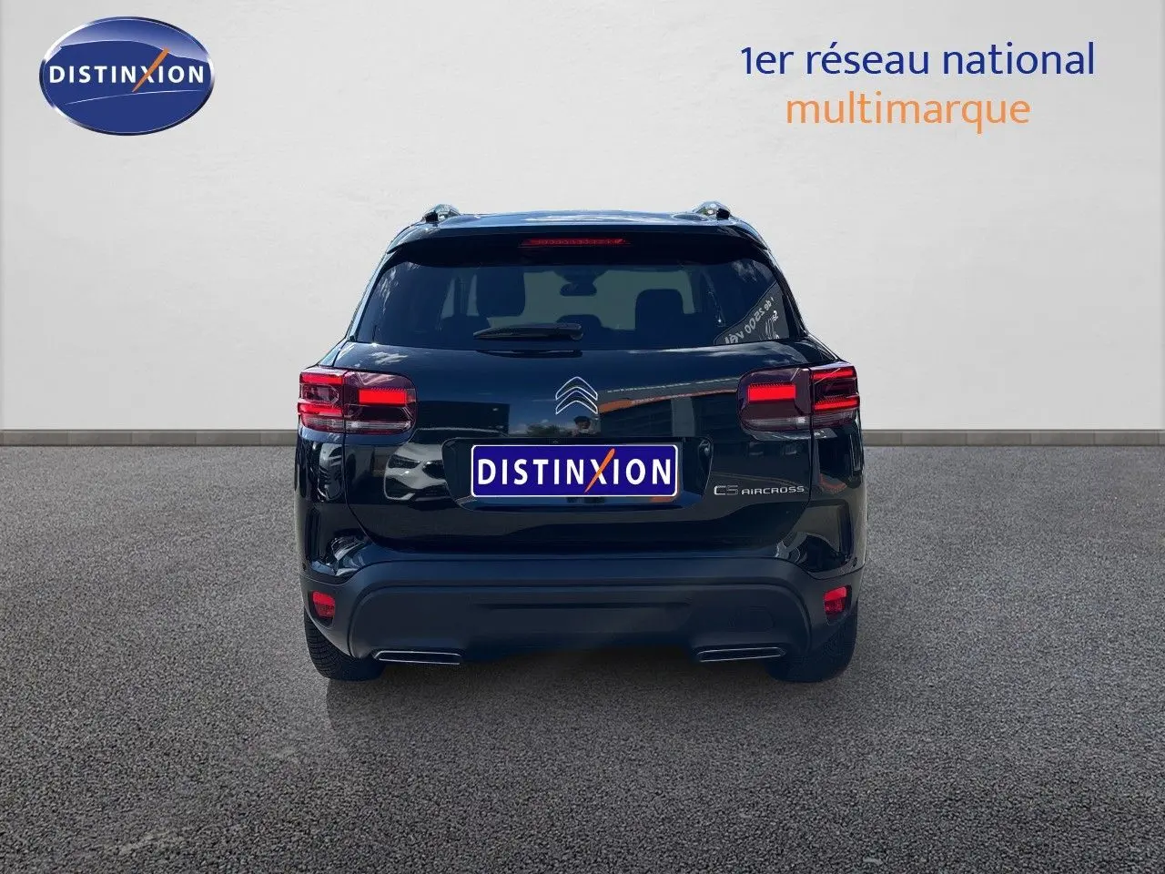 Vue arrière d'un Citroën C5 Aircross noir Perla Nera métal, mettant en valeur ses feux arrière LED et son design épuré.